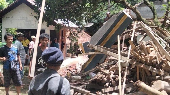 Sebuah bangunan rumah warga di Dusun Cikaso, Desa Patala, Kecamatan Cilebak, Kuningan, ambruk
