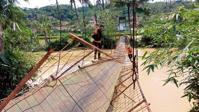 Sebuah jembatan gantung yang menghubungkan Desa Campaga-Talaga Kulon di Kecamatan Talaga, Kabupaten Majalengka terputus akibat diterjang banjir.