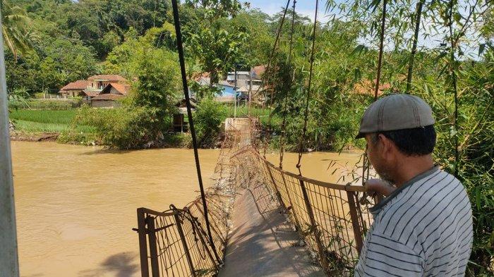 Sebuah jembatan gantung yang menghubungkan Desa Campaga-Talaga Kulon di Kecamatan Talaga, Kabupaten Majalengka terputus akibat diterjang banjir.