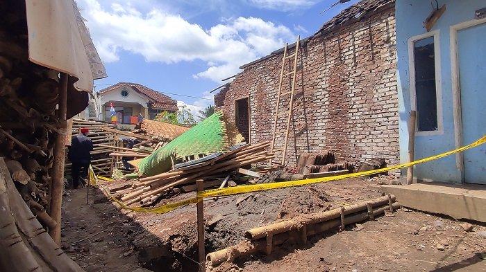 Situasi rumah Undang i terkini, Sabtu (17/9/2022) sudah dipasang garia polisi. Rumah tersebut dirobohkan oleh rentenir, gara-gara Undang tak sanggup membayar utang.