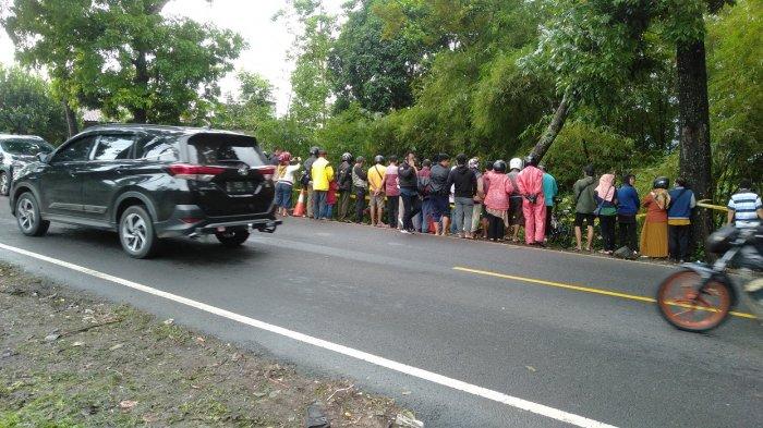 Warga mengerubuti lokasi bus pariwisata masuk jurang di jalan raya Rajapolah, Kabupaten Tasikmalaya, Minggu (26/6).