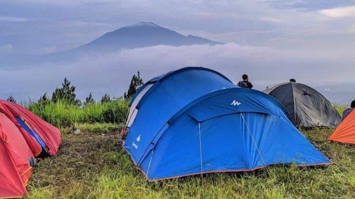 Suasana indah dari Objek Wisata Bukit Pamoroan di Desa Sedaraja, Kecamatan Cingambul, Kabupaten Majalengka
