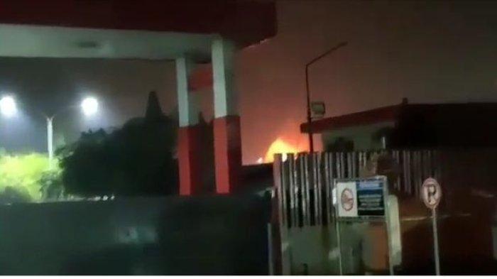 Tangki terminal BBM di Balongan, Indramayu, terbakar, Kamis (8/9/202) malam. Api yang berkobar sangat besar membuat situasi malam jadi terang.