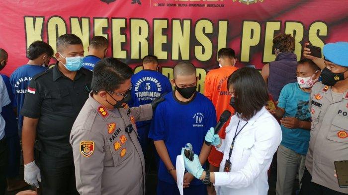 Kapolres Cirebon Kota, AKBP M Fahri Siregar, beserta jajarannya saat mengintrogasi tersangka dalam konferensi pers di Mapolres Cirebon Kota, Jalan Veteran, Kota Cirebon, Selasa (31/5/2022)