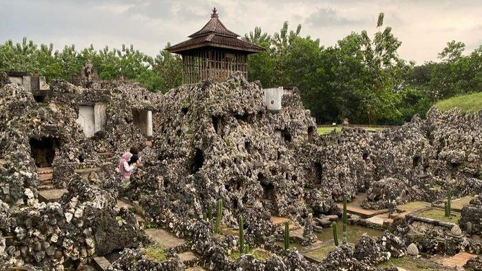 Pengunjung saat berwisata di Taman Air Gua Sunyaragi, Jalan Brigjend Dharsono, Kota Cirebon, Sabtu (9/7/2022)