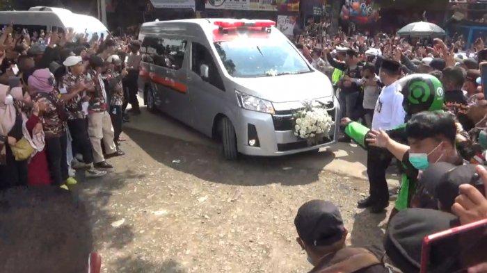 Jenazah Emmeril Kahn Mumtadz, putra sulung Ridwan Kamil, di area pemakaman yang berada di Cimaung, Kabupaten Bandung, Senin (13/6/2022).