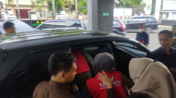 Pelaku berinisial F dan Y digelandang ke sebuah mobil setelah menjalani pemeriksaan selama tujuh jam di Kantor Kejaksaan Negeri Majalengka, Kamis (13/10/2022). Kejaksaan Negeri Majalengka melakukan penahanan terhadap dua tersangka kasus dugaan korupsi di Bank Pengkreditan Rakyat (BPR) Majalengka cabang Sukahaji.