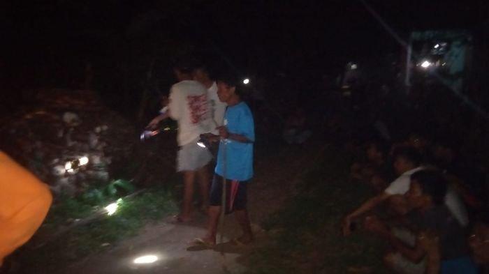 Warga Desa Kertawinangun saat sedang berada di lokasi kemunculan Ular King Kobra, Sabtu (27/8/2022).