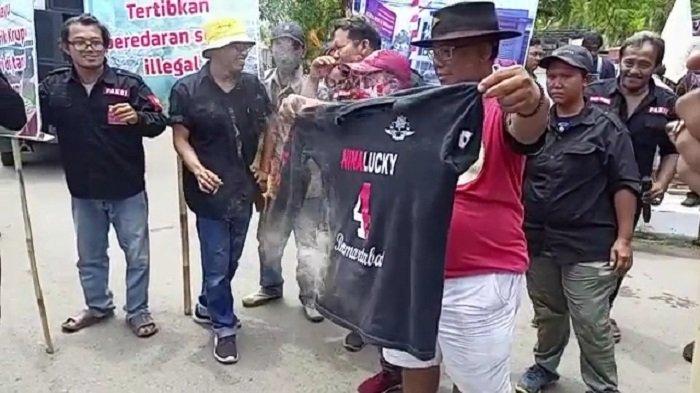 Warga saat melakukan aksi unjuk rasa soal keharmonisan pasangan pemimpin di depan Pendopo Indramayu, Senin (12/9/2022).