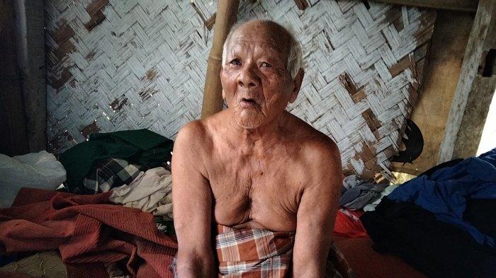 Abah Sarji, warga Desa Lengkong Kecamatan Garawangi berusia 102 tahun tinggal di saung kawasan TPU desa setempat.