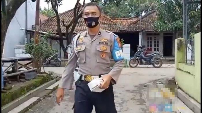 Di masa pandemi Covid-19, Aipda Ato Rusdianto anggota Polsek Kasokandel, Polres Majalengka membagikan puluhan kuota gratis dan masker kepada siswa Sekolah Dasar (SD) di Desa Gandasari, Kecamatan Kasokandel, Kabupaten Majalengka, Jawa Barat, Sabtu (6/2/2021).