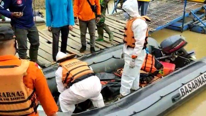 Evakuasi korban atas nama Ajum warga Blok Kliwon Desa Randegan Kulon, Kecamatan Jatitujuh, Kabupaten Majalengka yang meninggal dunia usai tenggelam di Sungai Cimanuk, Minggu (3/1/2021).