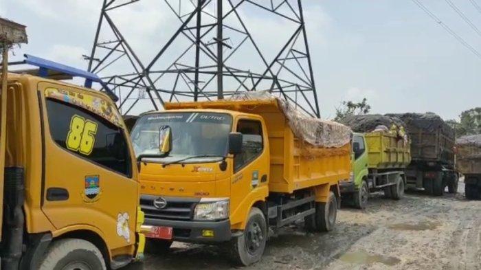Truk sampah yang terparkir di Kantor UPT Kebersihan DLH KBB.