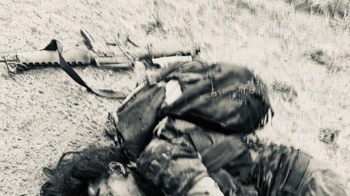 Beredar foto sesosok mayat beramput panjang dengan tak ransel di punggungnya tergeletak di jalan. Informasi diperoleh TribunPalu.com, Sabtu (18/9/2021), pria itu adalah panglima Teroris Poso di Pegunungan Poso, Sulawesi Tengah, Ali Kalora.