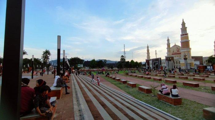 Suasana Alun-alun Majalengka dipadati warga, menjadi lokasi favorit ngabuburit warga selama Ramadan 1442 H.