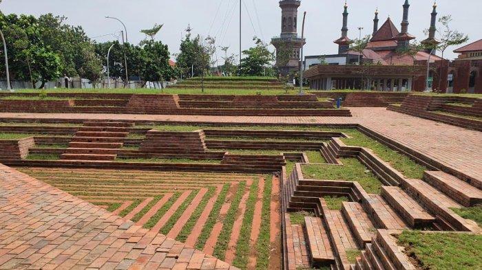Alun-alun Kejaksan di Kota Cirebon diresmikan Gubernur Jawa Barat Ridwan Kamil di Hari Kartini, Rabu (21/4).