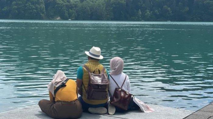 Gubernur Jabar, Ridwan Kamil, bersama istrinya, Atalia, dan anaknya, Zara, foto menghadap Sungai Bern, Swiss.