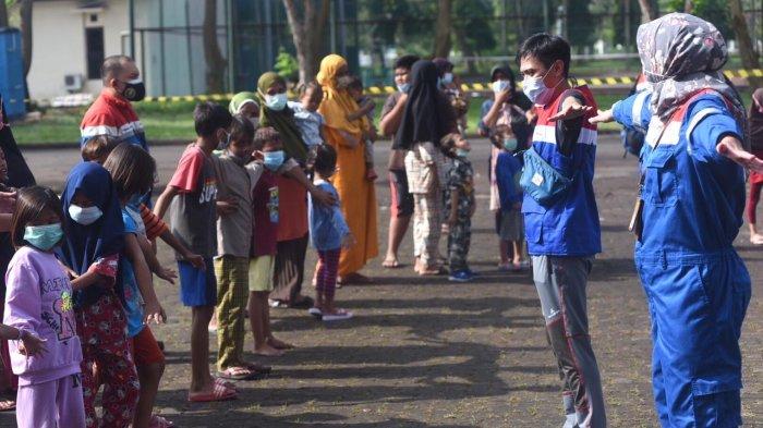 Badut Bung BEN dan Pekerja Milenial Pertamina saat mengajak bermain anak-anak di lokasi pengungsian di GOR Bumi Patra Indramayu, Kamis (1/4/2021).