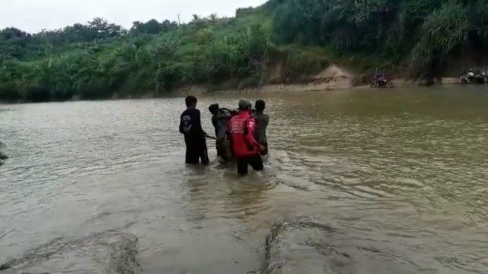 Warga di perbatasan antara Desa Sukatani, Kecamatan Surade dan Desa Cidahu, Kecamatan Cibitung, Kabupaten Sukabumi, setiap hari menggotong motor untuk melintasi sungai Karangbolong.