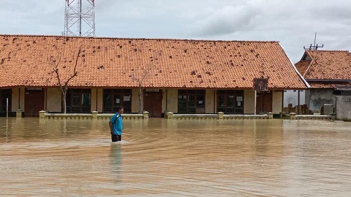Banjir rob yang merendam bangunan SD Negeri Eretan Wetan 2 di Kecamatan Kandanghaur, Kabupaten Indramayu, Rabu (13/1/2021).
