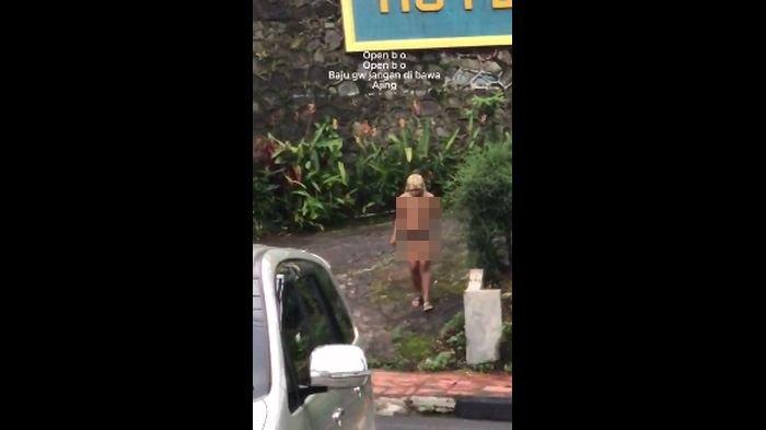 Beredar video wanita tanpa menggunakan bra dan hanya mengenakan celana dalam keluar dari gerbang hotel melati di Kuningan. Video ini ramau jadi sorotan, Senin (27/12/2021).