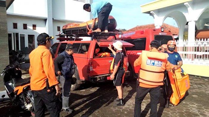 BPBD Kuningan mengerahkan dua perahu karet untuk membantu pencarian korban hanyut di Sungai Cisanggarung, Kamis (25/3/2021).
