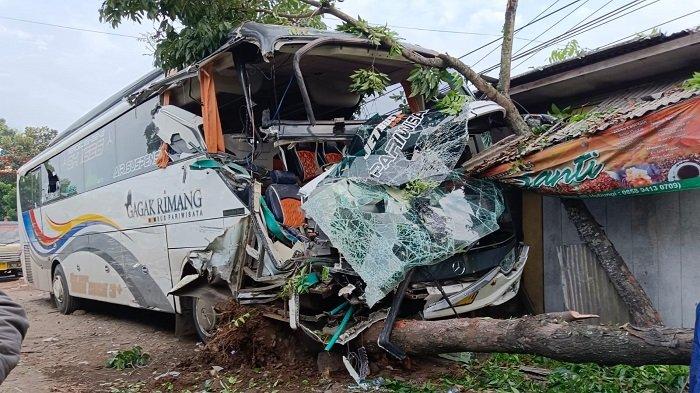 bus pariwisata Gagak Rimang bernomor polisi Z 7525 TA bermuatan rombongan guru menabrak tiga pohon di Jalan Raya Bandung Kampung Cikijing, Desa Selajambe, Kecamatan Sukaluyu Kabupaten Cianjur, Sabtu (17/9/2022)