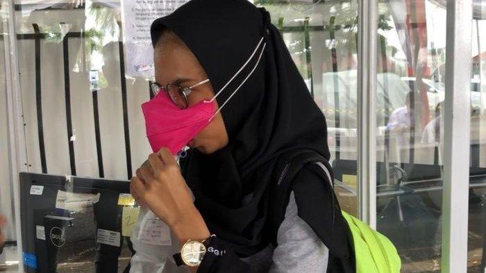 Seorang calon penumpang kereta api di Stasiun Bandung melakukan tes GeNose menjelang keberangkatan, Senin (15/2/2021).