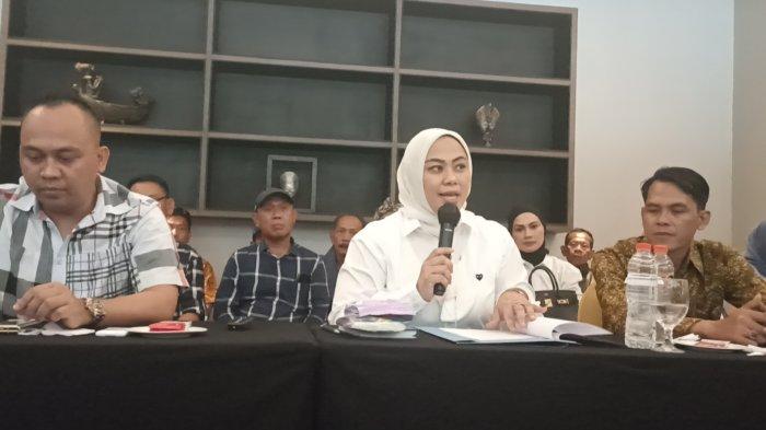 Cellica Nurrachadiana mengadakan konferensi persnya di Hotel Mercure, Desa Sukaluyu, Kecamatan Telukjambe Timur, Karawang, Senin (1/8/2022). Dalam konferensi pers tersebut Cellica mencoba menjelaskan kekalahannya dalam Muscab (Musyawarah Cabang) Demokrat Karawang untuk Ketua DPC Demokrat periode 2022-2027.