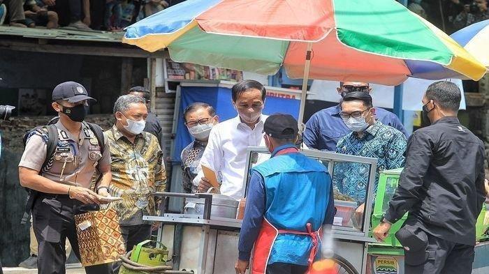 Momen pedagang cilok menawari dagangannya pada Presiden Jokowi, Senin (17/1/2022).
