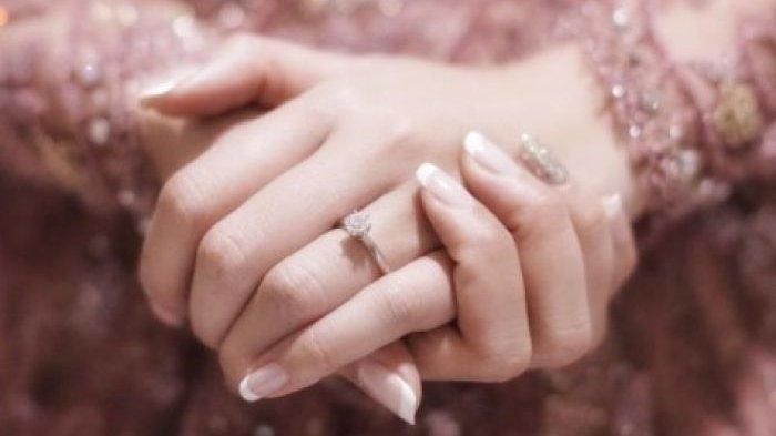 Ilustrasi - Cincin tunangan. Wanita ini Telat Cincin Hingga Harus Dioperasi, Suaminya Tertawa Mendengar Cerita Lucunya