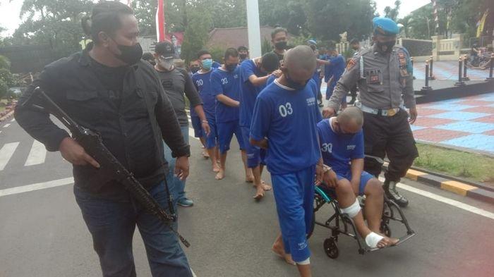 Pelaku kasus Subang saat digelandang di Mapolres Subang, Jumat (22/7/2022). Mereka terlihat kasus pencurian kendaraan bermotor.
