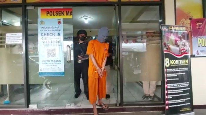 Darwin saat digiring polisi di Polsek Malangbong, Sabtu (3/9/2022), ia merupakan residivis kasus pencurian bermotor, kini kembali masuk penjara dengan kasus yang sama.