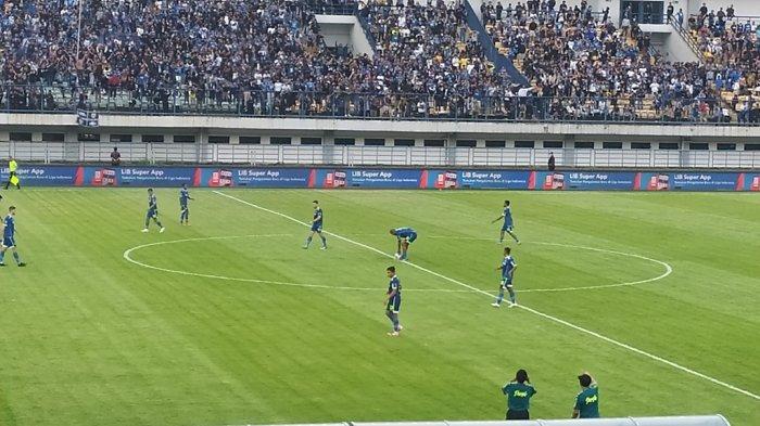 David da Silva menaruh bola di titik kick off usai mencetak golnya lewat titik penalti, yang membuat Persib Bandung sempat memperkecil ketertinggalannya, di Stadion GBLA, Kota Bandung, Selasa (23/8/2022)
