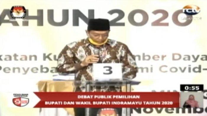 Tangkapan layar Paslon tertangkap kamera menyontek kertas saat menjawab pertanyaan dari moderator.
