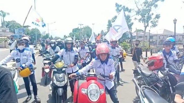 Massa aksi demo tolak kenaikan harga Bahan Bakar Minyak (BBM) menggelar aksi dorong motor menuju ke Gedung DPRD Majalengka, Kamis (15/9/2022).