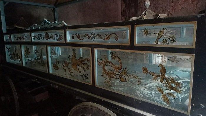 Kereta jenazah kuno di Vihara Dharma Rahayu Indramayu, Minggu (7/3/2021).