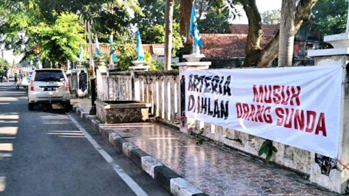 Baliho untuk Arteri Dahlan terpasang di pertigaaan Jalan Basuki Rahmat, Kabupaten Purwakarta, Senin (7/2/2022).