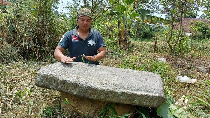 Aktivis Budaya dan Lingkungan Hidup di Kabupaten Bandung, yakni Asep Sutajaya (45) saat memukul-mukul batu di dekat rumahnya, Kabupaten Bandung, yang diduga sebagai batu gamelan seperti yang ada di Situs Gunung Padang, Cianjur, Minggu (11/9/2022).