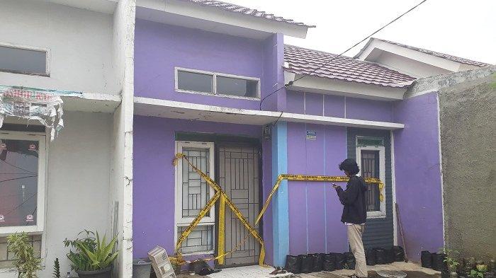 Wartawan Tengah Meliput Rumah Warga Klari yang Ditangkap Densus 88 karena Diduga Terlibat Terorisme