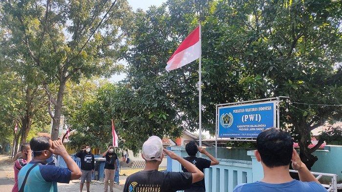 Suasana pengendara motor saat melakukan berdiri tegap dan hormat kepada bendera merah-putih di detik-detik proklamasi, Selasa (17/8/2021).