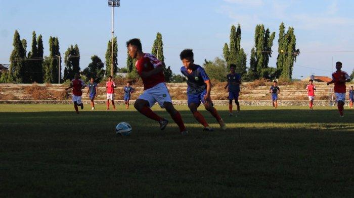 Pertandingan tim sepakbola Porprov Indramayu dan Kuningan di Stadion Tridaya Indramayu, Minggu (30/5/2021).