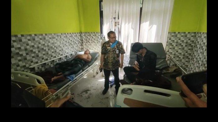 Muhamad Firman santri senior sedang ditangani tim medis di Puskesmas Legok Jawa.