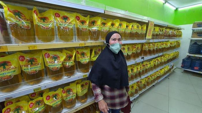 Eti Siti Daniwiyati saat mengecek harga minyak goreng di Surya Toserba, Jalan Karanggetas, Kota Cirebon, Kamis (17/3/2022).