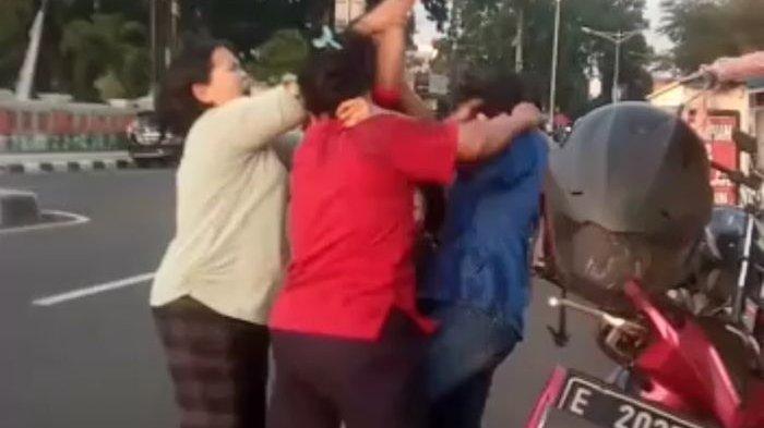 Video yang memperlihatkan emak-emak adu jotos di Kabupaten Majalengka, Jawa Barat viral di media sosial.