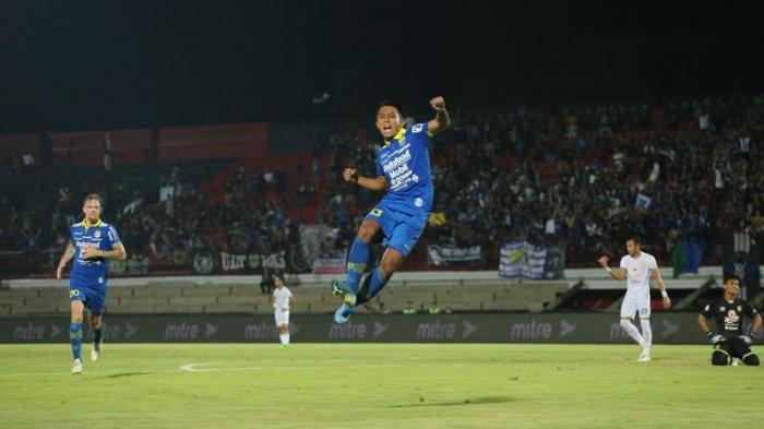 Pemain sayap Persib Bandung, Febri Haryadi, meloncat kegirangan seusai mencetak gol ke gawang Persebaya Surabaya dalam laga lanjutan Liga 1 2019 di di Stadion Kapten I Wayan Dipta, Gianyar, Jumat (18/10)