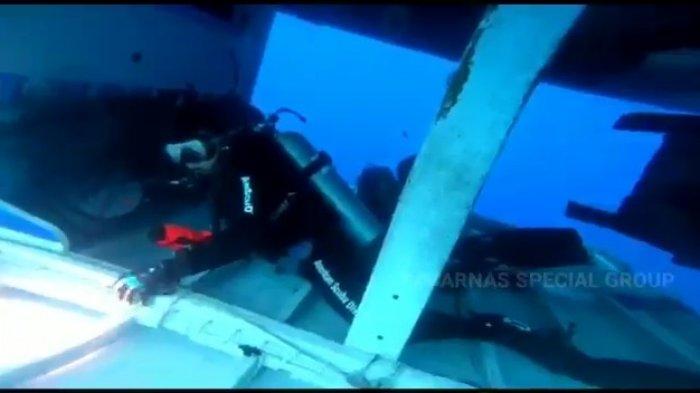 Tangkapan layar tim penyelam sedang berusaha mencari keberadaan korban lainnya dalam kecelakaan MV Barokah Jaya dengan MV Habco Pioneer.