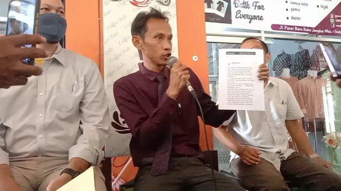 Warga didampingi kuasa hukum saat konferensi pers soal pelaporan anggota DPRD Indramayu Anggi Noviah ke Polres Indramayu, Selasa (18/1/2022).