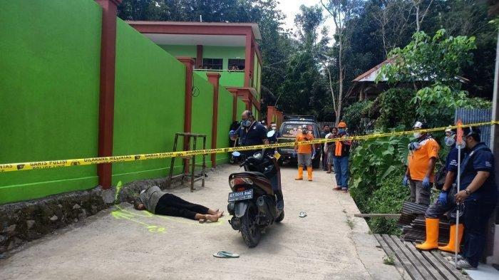 Posisi korban (dengan pemeran pengganti) saat ditemukan dalam keadaan kritis di samping pondok pesantren tempatnya mengajar, Rabu (23/2/2022).