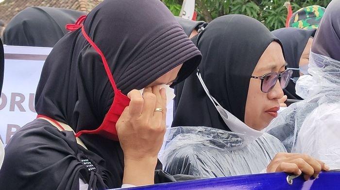 Sambil menangis, ribuan guru honorer berunjuk rasa di Pendopo Indramayu, Kamis (1/12/2022).
